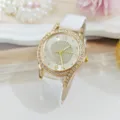 Detailopname van dames strass kwartshorloge met witte lederen band en glinsterende wijzerplaat. - Wit