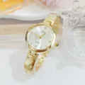 Elegante gouden quartz horloge voor dames met schitterende strass-stenen, modieus armbanddesign. - Goudwit