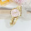 Dames quartz horloge met roze wijzerplaat gouden armband en sprankelende strass stenen. - Goud Roze