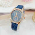 Elegante Damen Armbanduhr mit blauem Lederarmband und rosévergoldeter Strasslünette Mode. - Blau