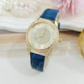 Gedetailleerd overzicht van dames quartz horloge met blauwe lederen band en strass wijzerplaat. - Blauw