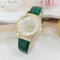 Elegante dames quartz horloge met groene lederen band en schitterende strass wijzerplaat. - Groen