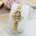 Vue détaillée de la montre quartz ovale dorée de luxe avec cadran imprimé léopard chic. - Boîtier Doré Cadran Imprimé Léopard