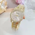 Gros plan montre bracelet femme or luxe strass scintillants cadran détail élégant - Or Rose