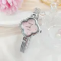 Orologio al quarzo da donna in argento con quadrante a trifoglio rosa e strass. - Rosa Argento