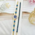 Exquis ensemble montre et bracelet pour femmes en or avec de magnifiques pierres de cristal bleu. - Bleu