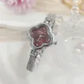 Elegante klaverblad kwarts dameshorloge met diamant markers en fijn mesh bandje. - Zilver Rood