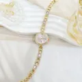 Detailansicht der luxuriösen Strass-Damenarmbanduhr mit einem eleganten rosafarbenen Zifferblatt. - Rosa