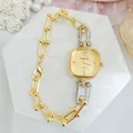 Vue détaillée de la montre quartz femme chaîne or carrée strass luxe, élégante mode. - Or