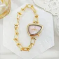 Prachtig detail van dameshorloge met onregelmatige wijzerplaat en gouden ketting. - Goud Roze