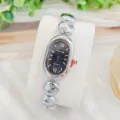 Elegante Damen Quarzarmbanduhr mit ovalem Zifferblatt und modischem Metall Perlenarmband Design. - Silber Schwarz