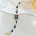 Elegante Damenarmbanduhr mit blauen Schmucksteinen und klaren Kristallen in Goldoptik. - Blau