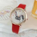 Primo piano del quadrante con simpatico coniglietto cartoon, strass e cinturino in pelle. - Rosso