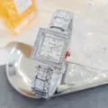 Primer plano del detalle del reloj de cuarzo cuadrado con estrás, brazalete de metal con diamantes. - Plata Blanco