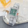 Toma detallada de un reloj de cuarzo para mujer cuadrado con esfera verde brillante. - Plata Verde
