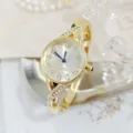 Luxe gouden strass dames armbandhorloge detail, elegante quartz horloge close-up. - Goud Wit