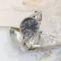 Detailopname van luxe strass armband quartz horloge met donkere wijzerplaat, zilveren design. - Zilver Zwart