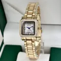 Montre quartz femme carrée dorée de luxe avec strass et bracelet en acier vue détaillée. - Or Blanc