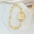 Elegante goldene Damen-Quarzuhr mit quadratischem Zifferblatt und moderner Gliederarmband-Kette. - Modell 02 Gold