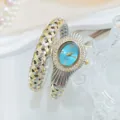 Vue détaillée de montre quartz pour femme avec cadran bleu, lunette en strass et bracelet tressé. - Bicolore Or Bleu