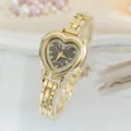 Primo piano dettagliato di un elegante orologio donna cuore dorato con quadrante nero in strass. - Oro Nero