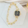 Nahaufnahme einer luxuriösen quadratischen Quarzuhr mit schwarzem Zifferblatt und Goldkette. - Stil 02 Schwarz