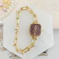 Detailaufnahme einer eleganten quadratischen Quarzuhr mit Goldgliedarmband und lila Zifferblatt. - Gold Rot (Stil 2)