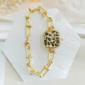 Detailansicht der goldenen quadratischen Uhr mit Leopardenmuster und auffallendem Gliederarmband. - Leopardenmuster (Stil 2)