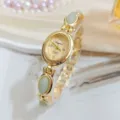 Vista dettagliata dell'orologio da donna vintage al quarzo con elegante bracciale in pietra. - Tonalità Oro con Pietra Preziosa Verde
