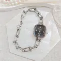 Nahaufnahme einer eleganten quadratischen Damenuhr mit Zirkonia und stilvollem Gliederarmband. - Silberne Metallkette (Stil 2) / Silber Schwarz (Stil 2)