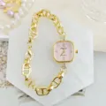 Detailaufnahme einer quadratischen rosafarbenen Quarzuhr mit goldenem Gliederarmband. - Gold Rosa (Stil 1)