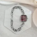 Elegante quadratische Strass-Damenuhr mit stylischem Kettenarmband, Detailansicht. - Silber Rot (Stil 1)