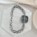 Nahaufnahme der quadratischen Quarzuhr mit klobigem Kettenarmband und funkelnden Kristalldetails. - Silber Schwarz (Stil 1)
