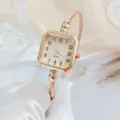 Primo piano dettagliato dell'elegante orologio al quarzo quadrato in oro rosa chic. - Numeri Arabi Oro Rosa