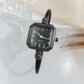 Vista dettagliata di un orologio al quarzo quadrato alla moda con quadrante nero e cinturino. - Nero Stampato