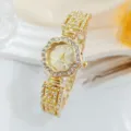 Détail montre quartz fleur strass dorée, cadran scintillant et bracelet géométrique. - Or