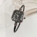 Elegante orologio da donna al quarzo con quadrante quadrato, numeri romani e bracciale. - Stile a Scala Romana / Nero Scala Romana