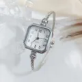 Primo piano dettagliato del quadrante quadrato e del cinturino in metallo dell'orologio. - Argento Arabi