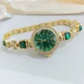 Elegante Damen Quarzuhr mit grünem Zifferblatt, Strasslünette und Kleeblatt-Armband. - Grün