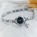 Silberne Herz Kettenarmband Quarz Damenuhr mit stilvollem schwarzem Zifferblatt. - Silber Schwarz