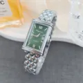 Detailansicht einer schicken rechteckigen Damenuhr mit grünem Zifferblatt und Metallarmband. - Silber Grün Zahlen