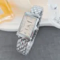 Detailansicht der Damen Quarzuhr mit rechteckigem Zifferblatt und gestepptem Metallarmband. - Silber Rosa Nummer