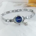 Damen Silber Quarz Armbanduhr mit blauem Zifferblatt, Herz Gliedern und süßem Anhänger. - Silber & Blau