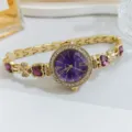 Luxus Damen Uhr mit violettem Zifferblatt, funkelnden Kristallen und Klee Armband Design. - Lila