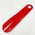 Roter Plastikschuhanzieher mit praktischem Loch zum Aufhaengen, tragbares Alltagshelfer. - Rot