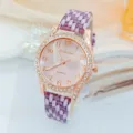 Nahaufnahme Damenuhr Quarzuhr, Roségold Strass Lünette, lila gewebtes Lederarmband. - Lila