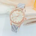 Elegante Damen Strass Quarz Uhr mit schickem gemustertem Armband und Roségold Gehäuse Detail. - Grau