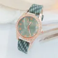 Elegante Damen Quarzarmbanduhr mit Strass Roségold Lünette und grünem Lederarmband. - Grün