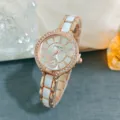 Dettaglio orologio donna in oro rosa e ceramica bianca, lunetta strass e quadrante. - Bianco Oro Rosa