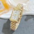 Detailaufnahme der luxuriösen goldenen Quarz-Damenuhr mit strukturiertem Gliederarmband. - Gold Weiß Skala